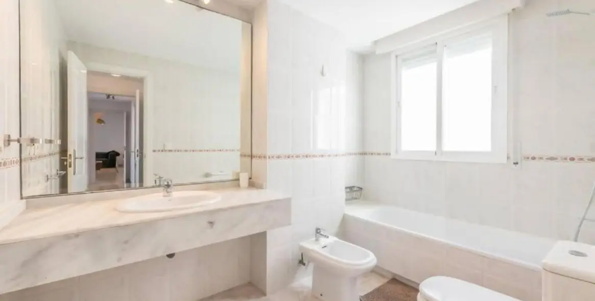 Alquiler a largo plazo de apartamento en planta media en San Pedro de Alcántara 15