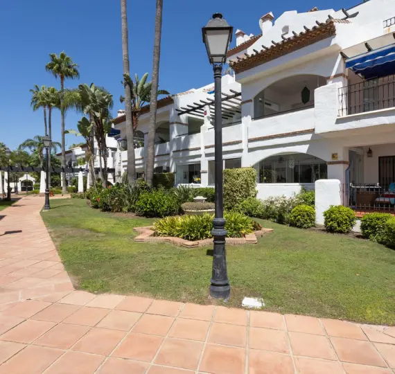 Alquiler a corto plazo de apartamento en planta baja en San Pedro de Alcántara