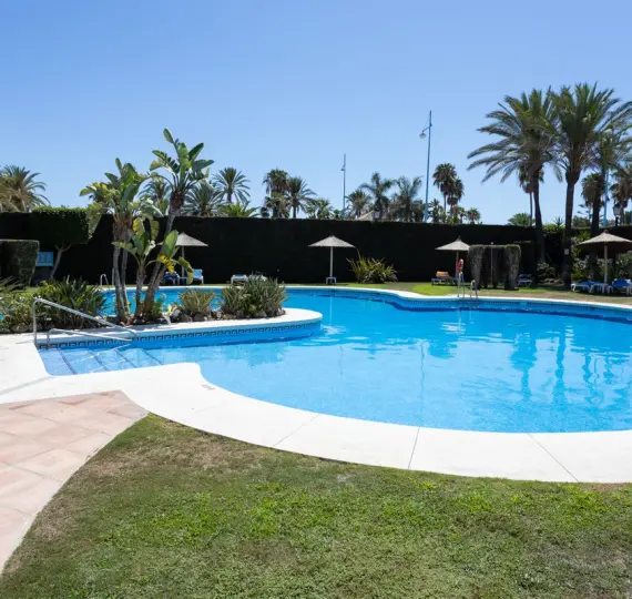 Alquiler a corto plazo de apartamento en planta baja en San Pedro de Alcántara