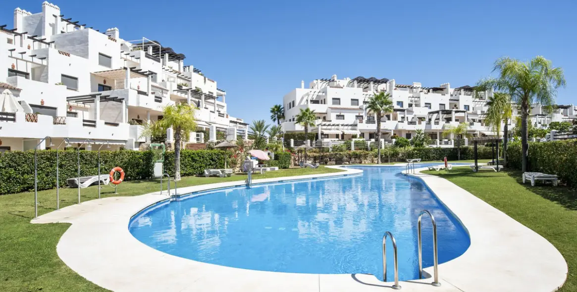 Долгосрочная аренда апартаментов на среднем этаже в Estepona 4