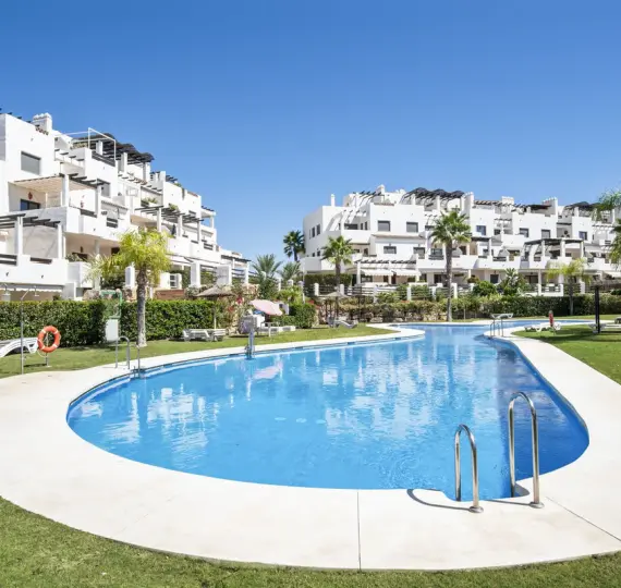 Долгосрочная аренда апартаментов на среднем этаже в Estepona