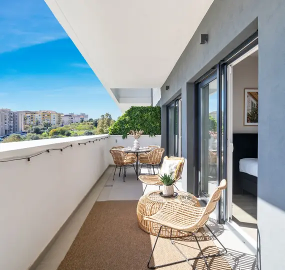 Alquiler a largo plazo de apartamento en planta media en Estepona