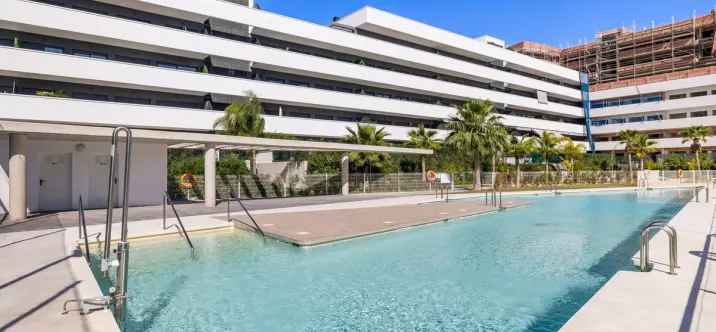 Alquiler a largo plazo de apartamento en planta media en Estepona 4