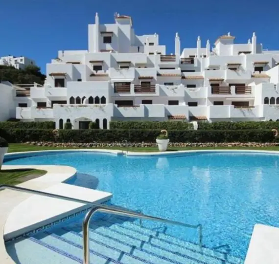 Alquiler a largo plazo de apartamento en planta media en Estepona