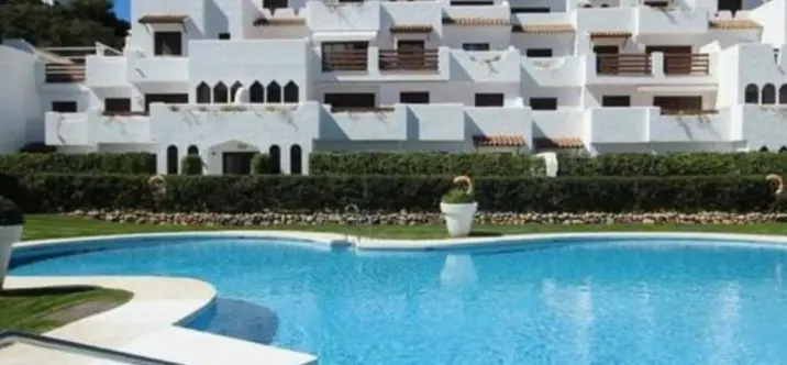 Alquiler a largo plazo de apartamento en planta media en Estepona 0