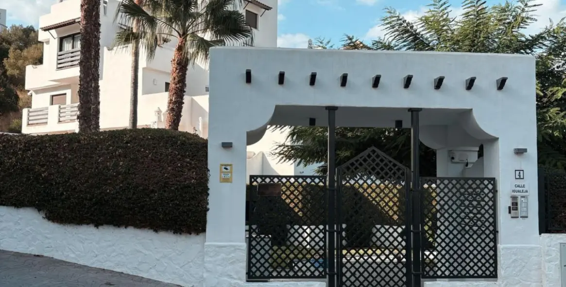 Long-term rent of middle floor apartment in Estepona 2