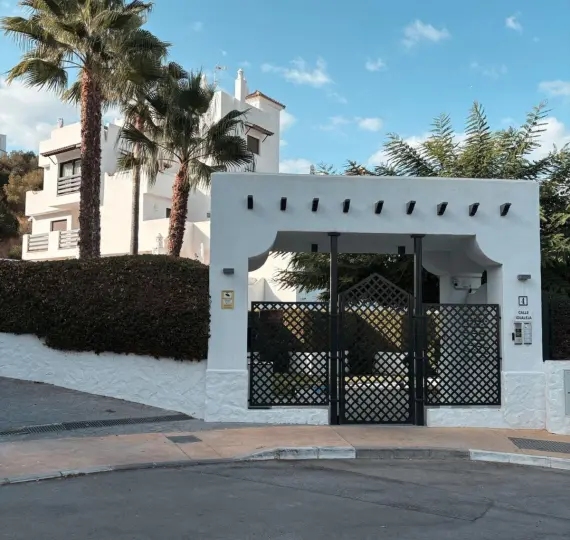 Alquiler a largo plazo de apartamento en planta media en Estepona