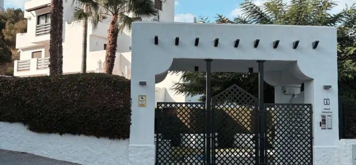 Alquiler a largo plazo de apartamento en planta media en Estepona 1