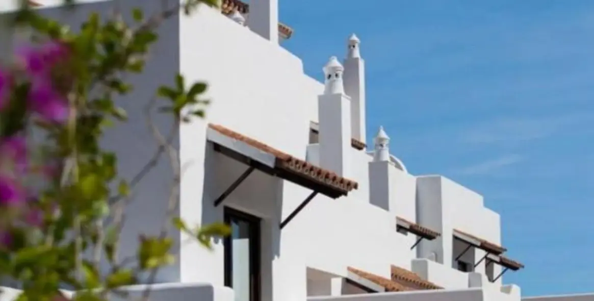 Long-term rent of middle floor apartment in Estepona 3