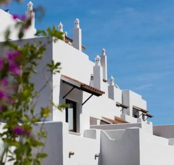 Alquiler a largo plazo de apartamento en planta media en Estepona