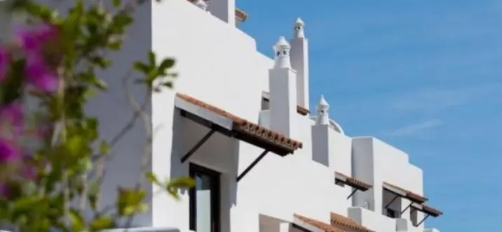 Alquiler a largo plazo de apartamento en planta media en Estepona 2