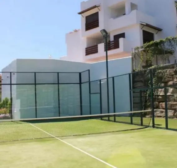 Alquiler a largo plazo de apartamento en planta media en Estepona