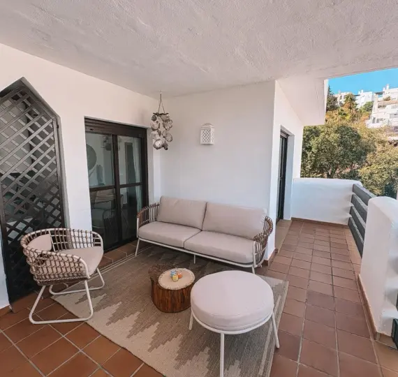 Alquiler a largo plazo de apartamento en planta media en Estepona