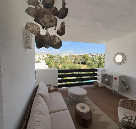 Alquiler a largo plazo de apartamento en planta media en Estepona