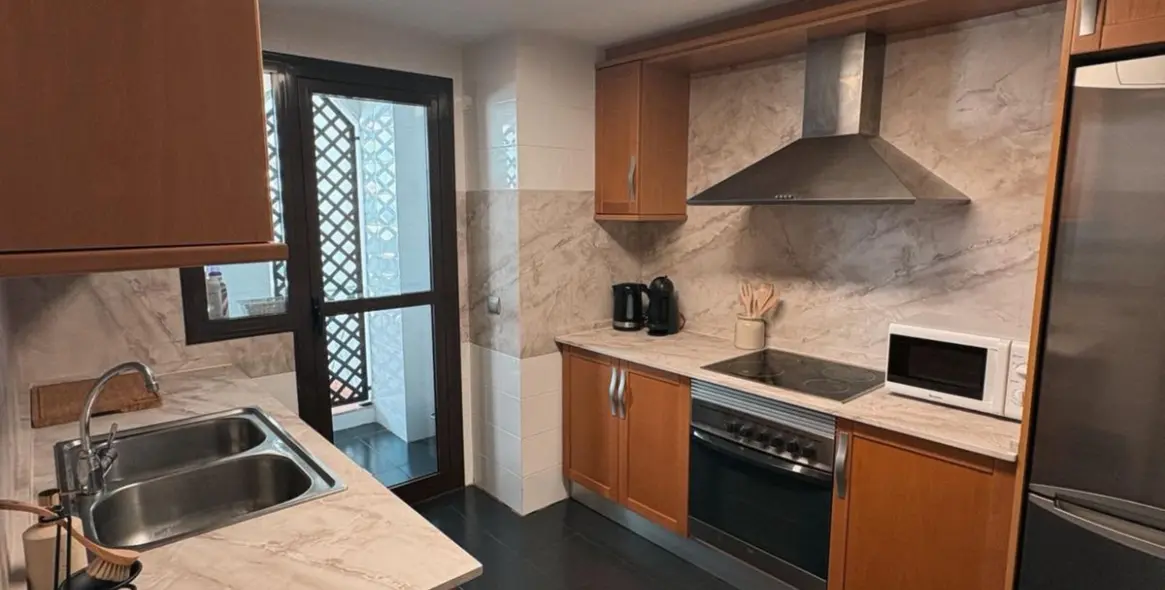 Long-term rent of middle floor apartment in Estepona 11