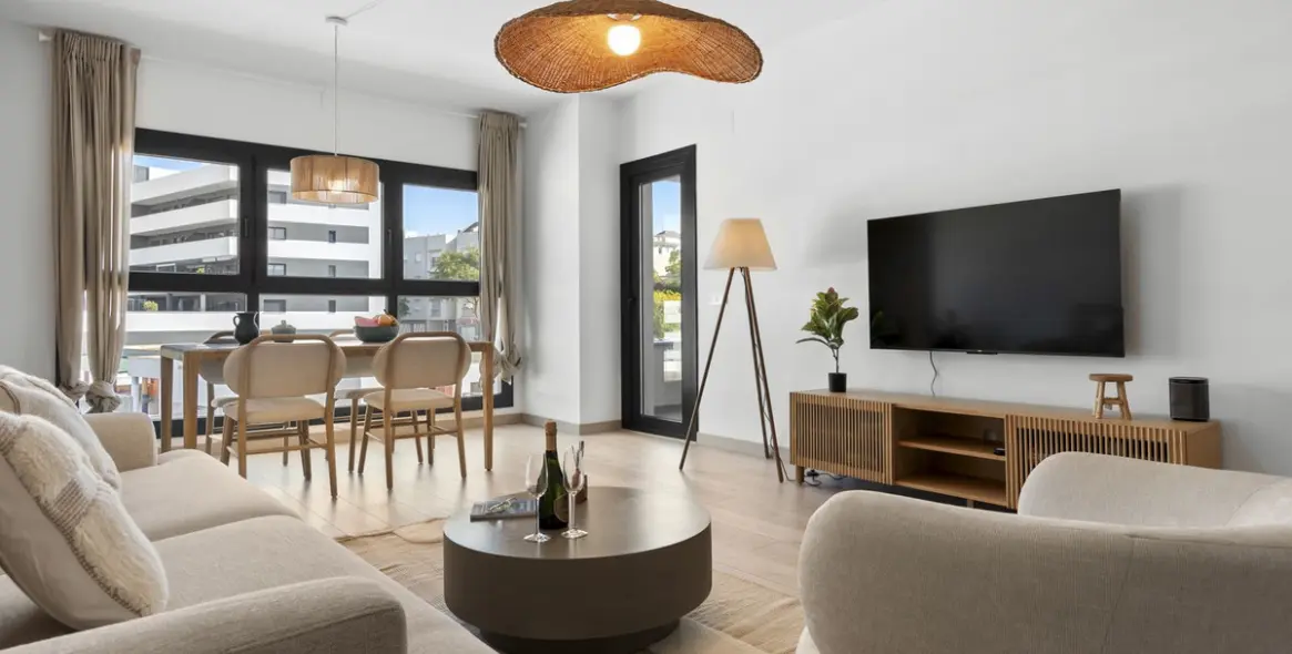 Alquiler a largo plazo de apartamento en planta media en Estepona 1