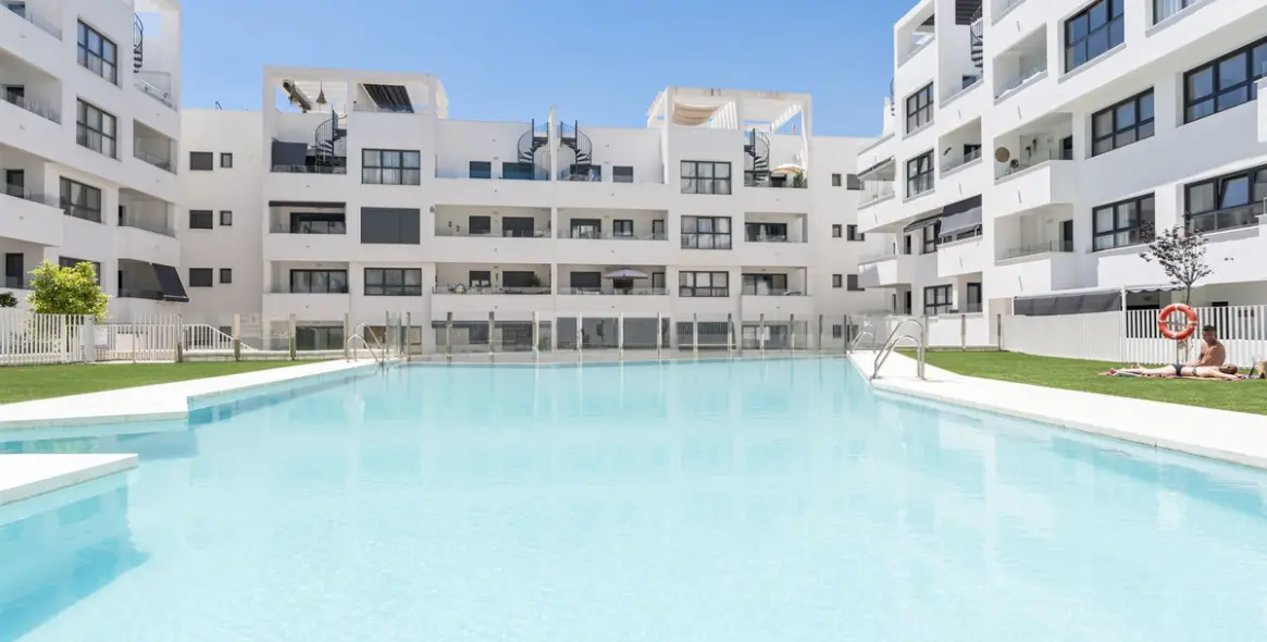 Alquiler a largo plazo de apartamento en planta media en Estepona 2