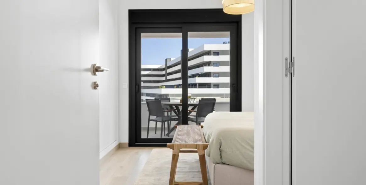 Alquiler a largo plazo de apartamento en planta media en Estepona 8