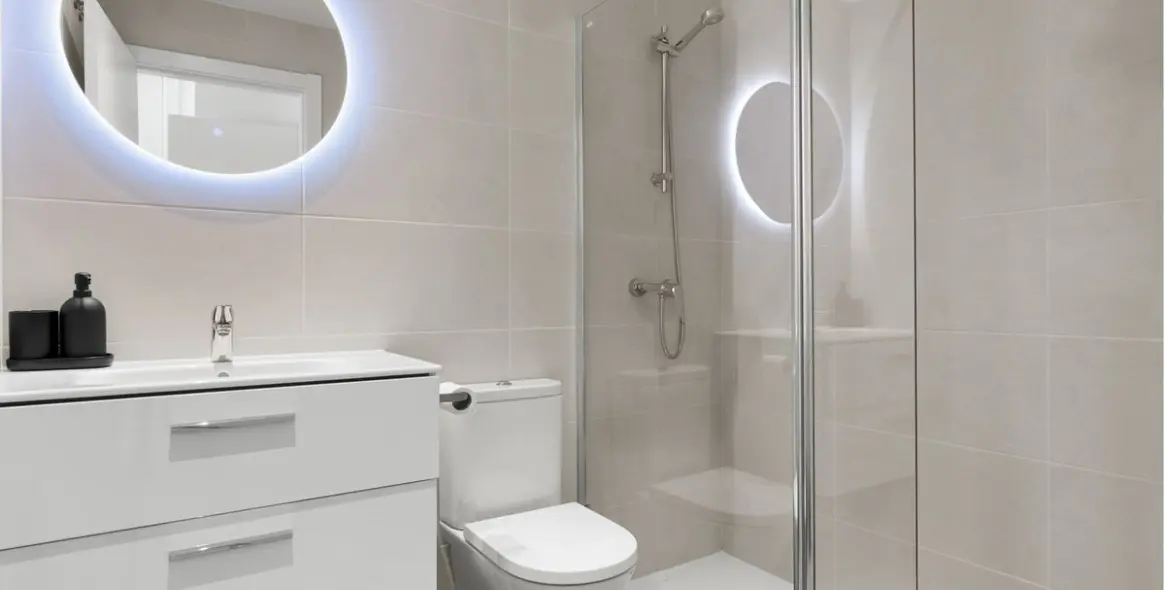 Alquiler a largo plazo de apartamento en planta media en Estepona 14