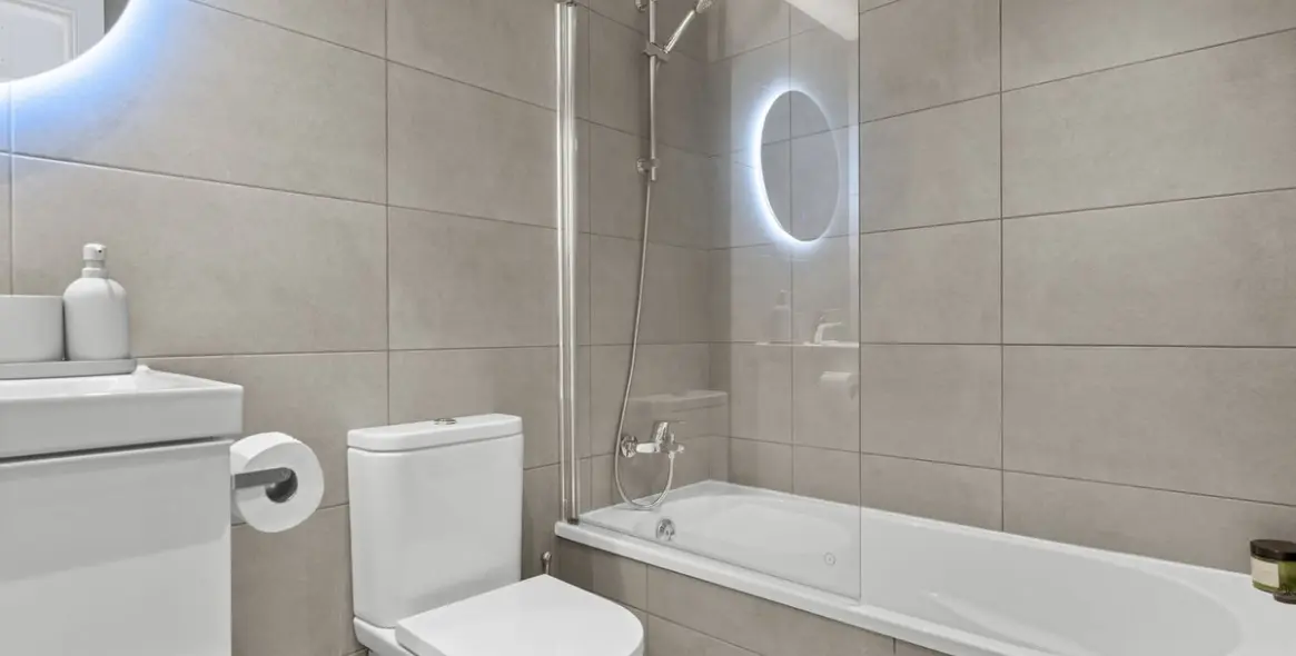 Alquiler a largo plazo de apartamento en planta media en Estepona 15