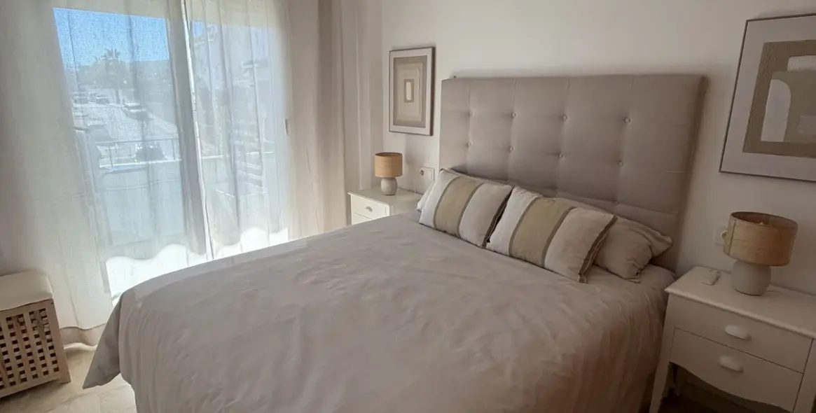 Долгосрочная аренда апартаментов на среднем этаже в Manilva 11