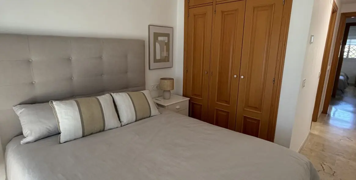 Долгосрочная аренда апартаментов на среднем этаже в Manilva 12