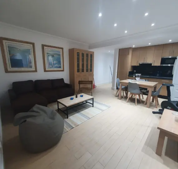 Middle floor apartment R3943684