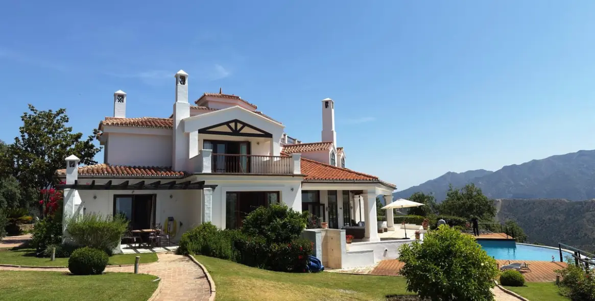 Long-term rent of detached villa in La Zagaleta 1