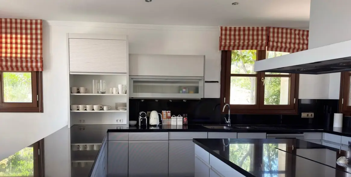 Long-term rent of detached villa in La Zagaleta 40