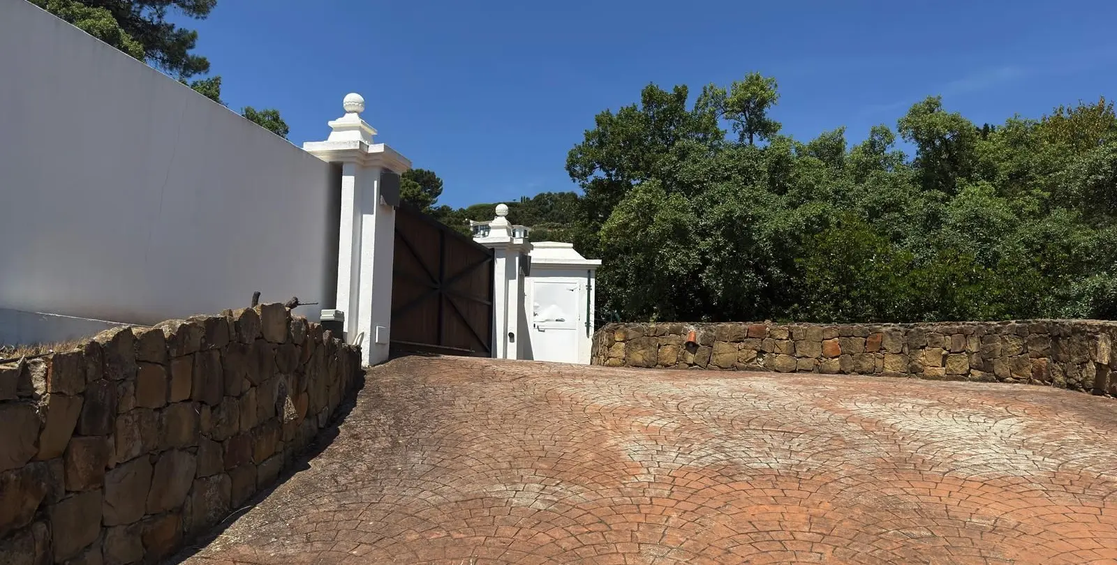 Alquiler a largo plazo de villa independiente en La Zagaleta 17