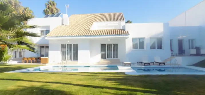 Short-term rent of detached villa in Puerto Banús 1