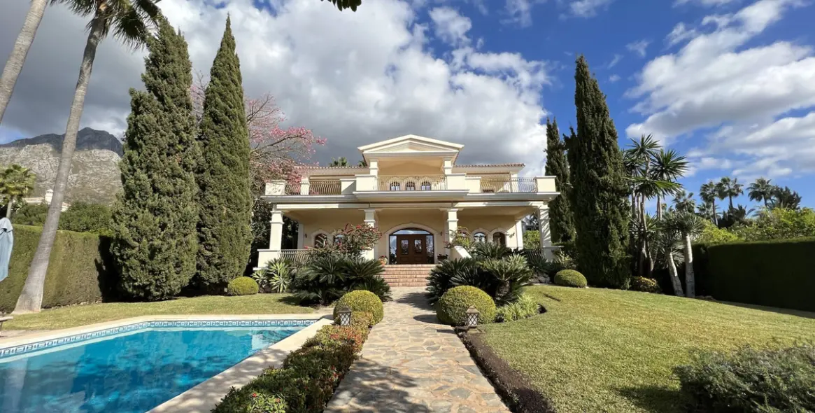 Short-term rent of detached villa in Sierra Blanca 1