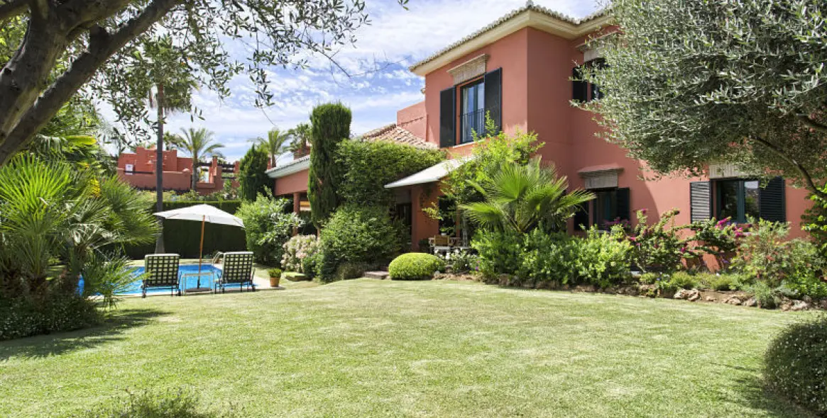 Alquiler a corto plazo de villa independiente en Nagüeles 44