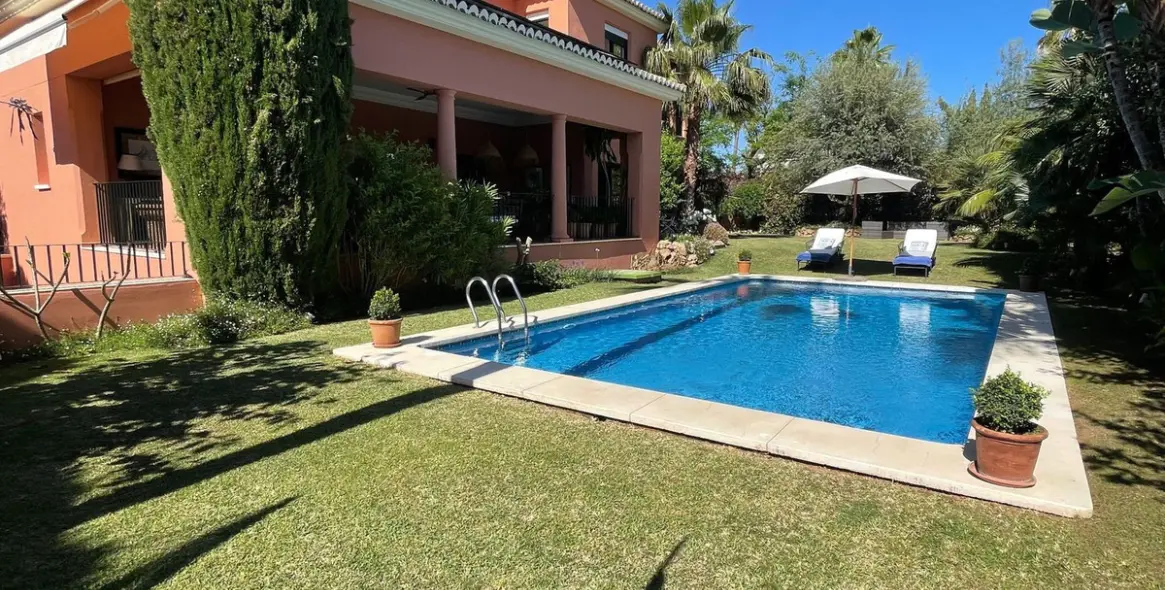 Alquiler a corto plazo de villa independiente en Nagüeles 45