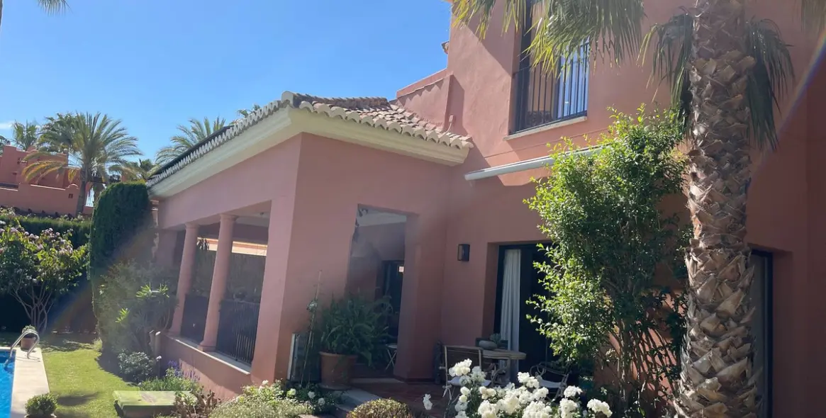 Alquiler a corto plazo de villa independiente en Nagüeles 46