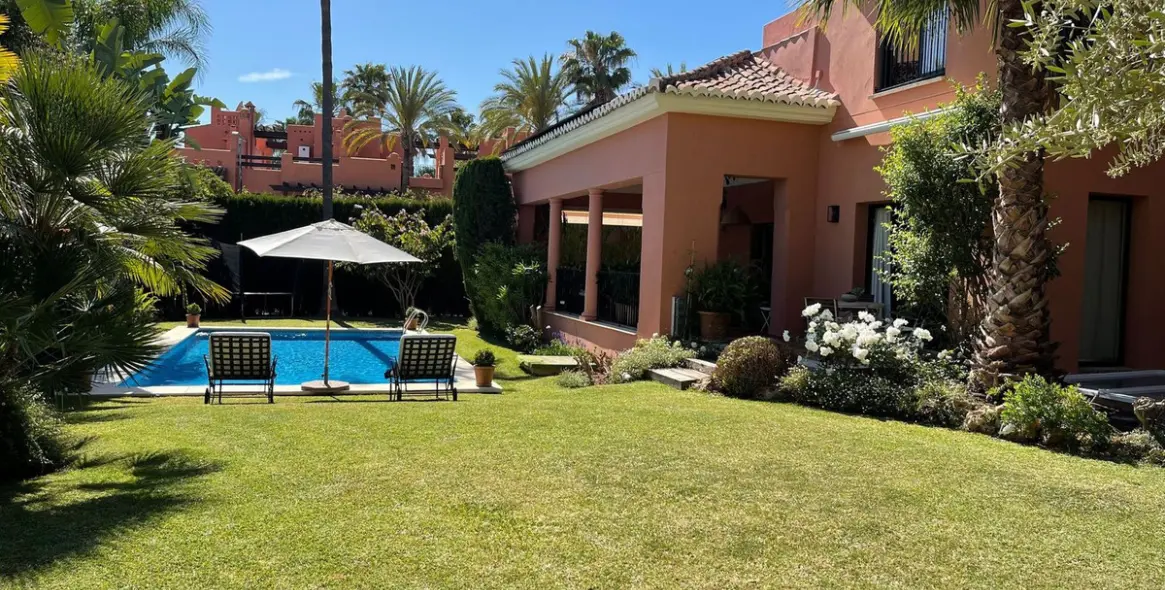 Alquiler a corto plazo de villa independiente en Nagüeles 47