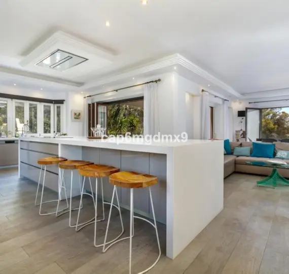 Long-term rent of detached villa in Nueva Andalucía