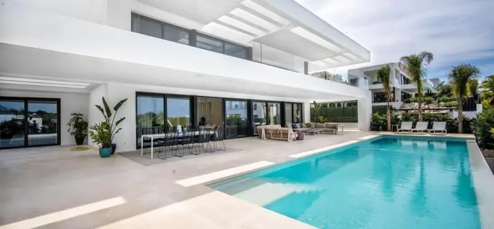 Long-term rent of detached villa in Nueva Andalucía 0