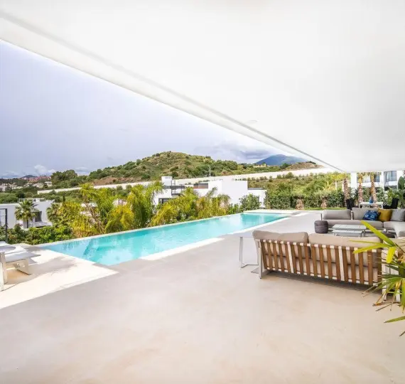 Long-term rent of detached villa in Nueva Andalucía