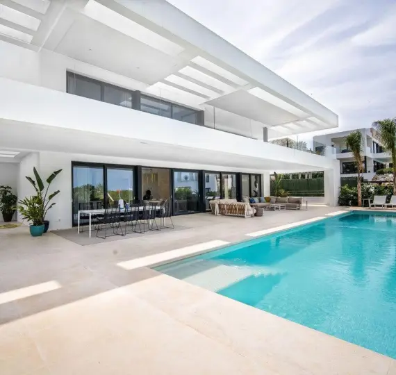 Long-term rent of detached villa in Nueva Andalucía