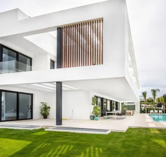 Long-term rent of detached villa in Nueva Andalucía