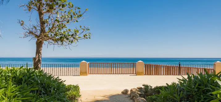 Краткосрочная аренда  отдельно стоящей виллы в The Golden Mile 1