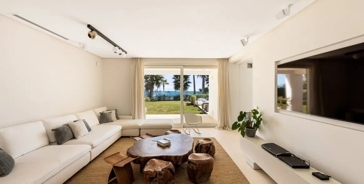 Short-term rent of detached villa in The Golden Mile 10