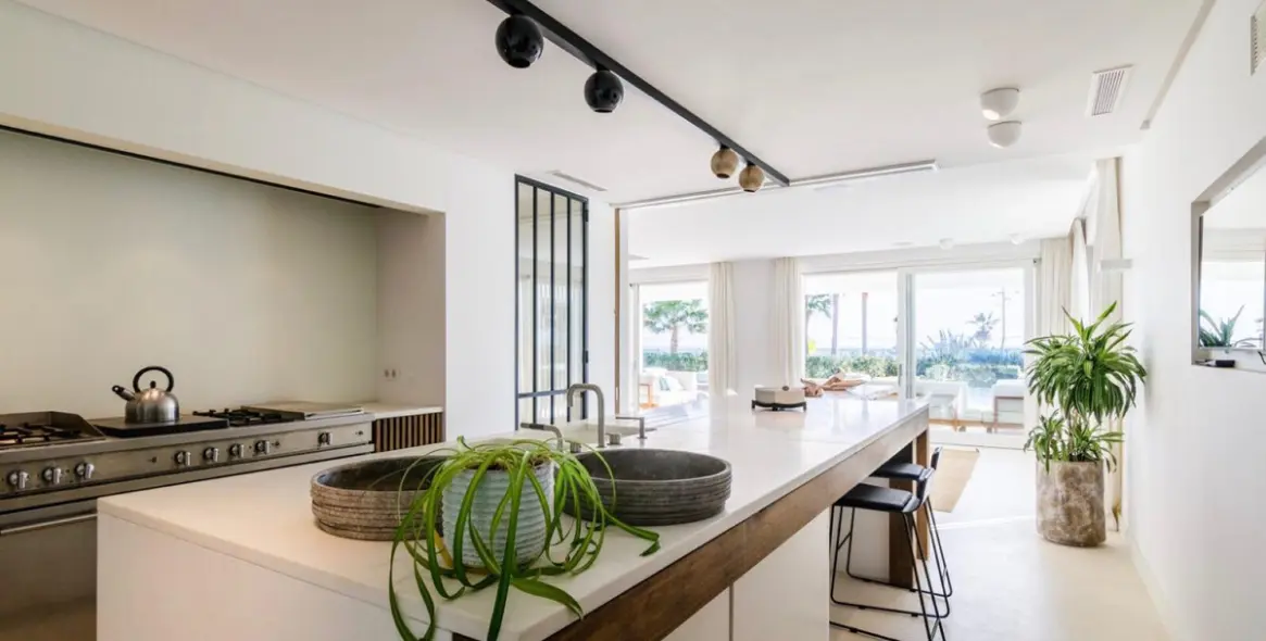 Short-term rent of detached villa in The Golden Mile 11