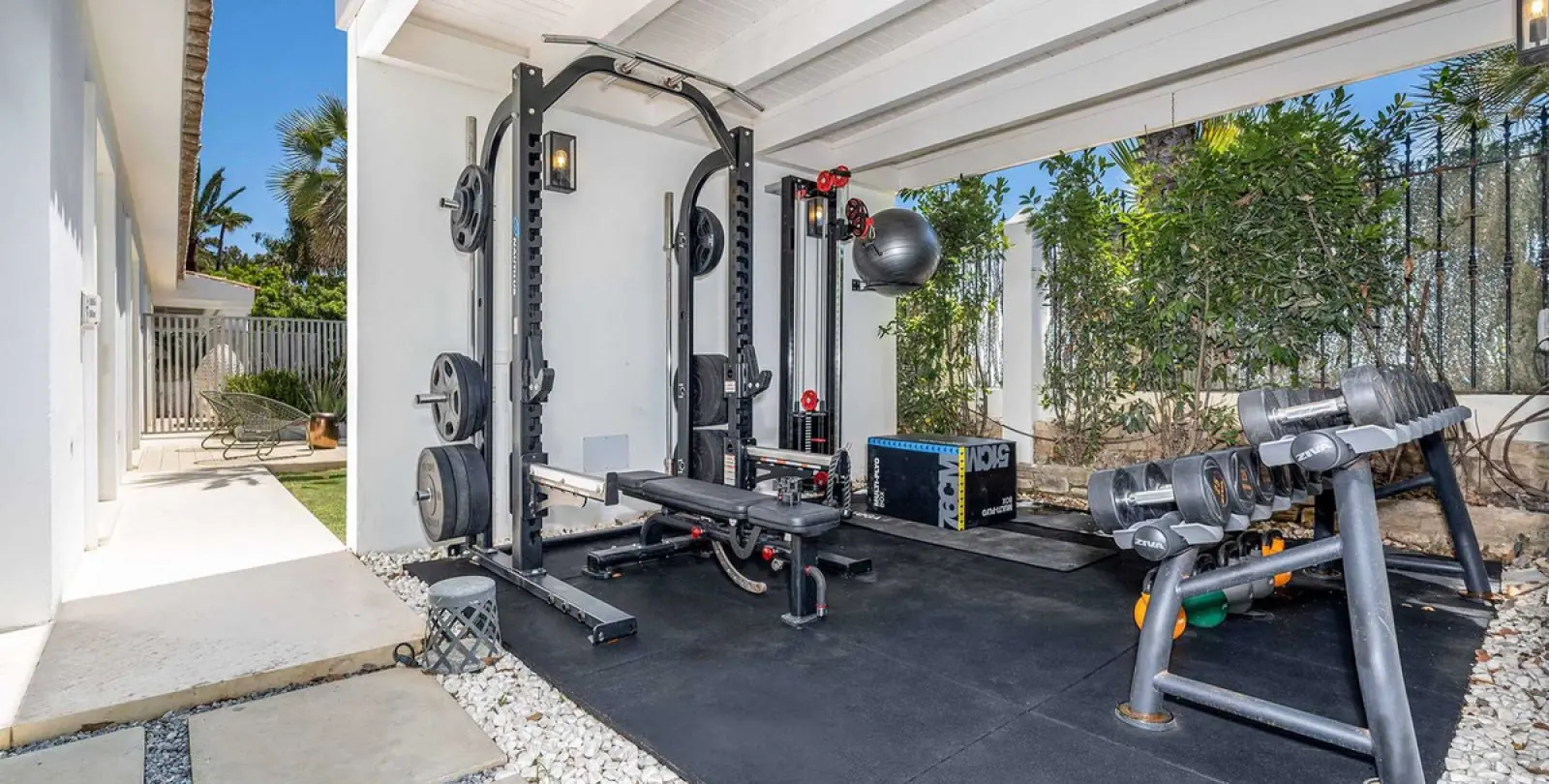 Short-term rent of detached villa in The Golden Mile 14