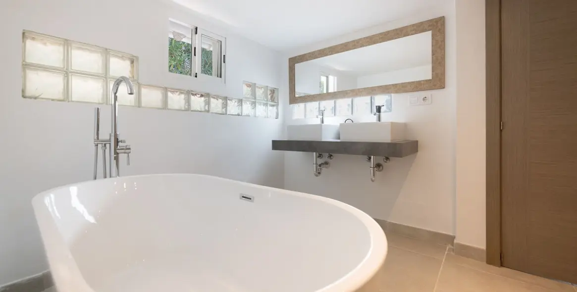 Продажа  отдельно стоящей виллы в Hacienda Las Chapas 35