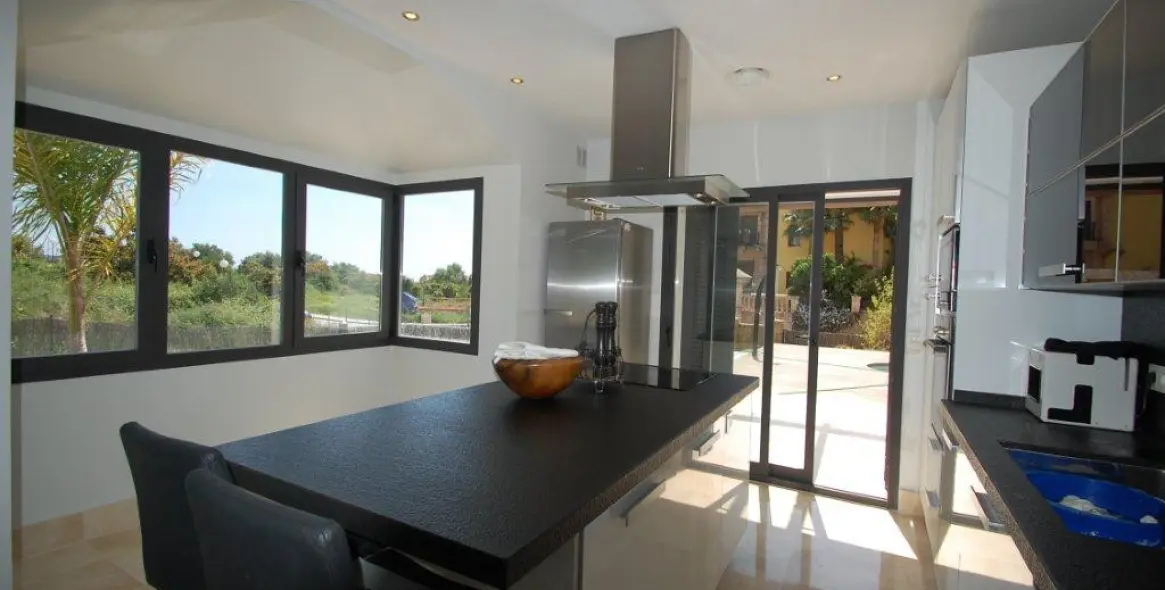 Long-term rent of detached villa in The Golden Mile 8