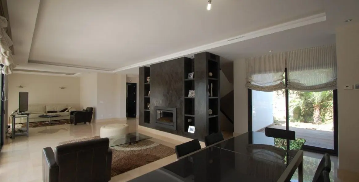 Long-term rent of detached villa in The Golden Mile 10