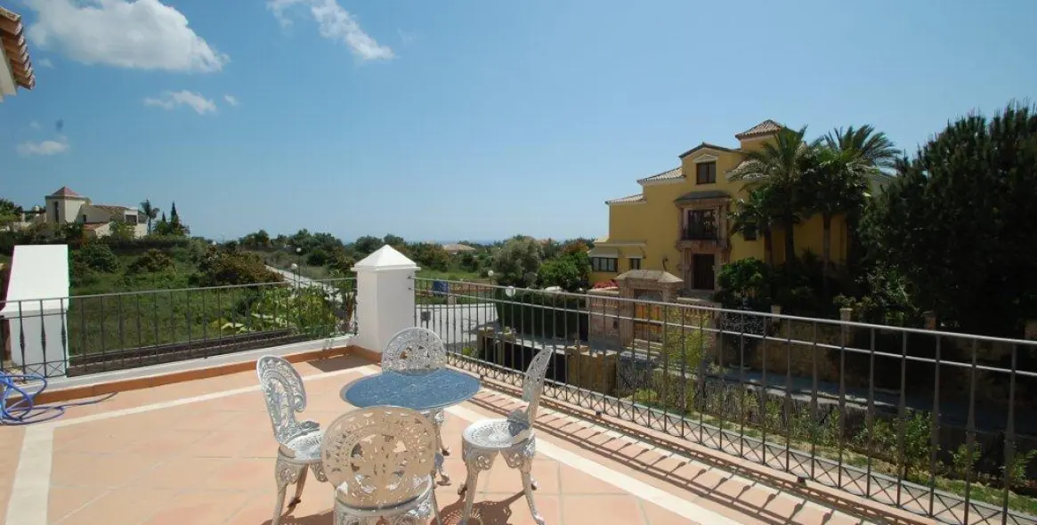Long-term rent of detached villa in The Golden Mile 15