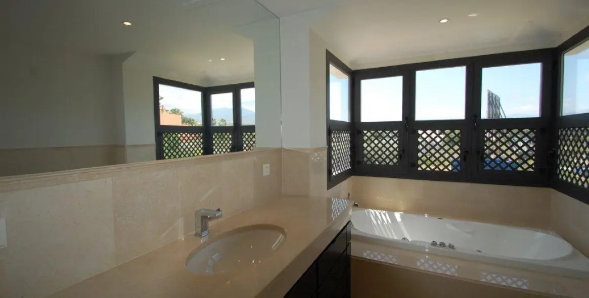 Long-term rent of detached villa in The Golden Mile 17